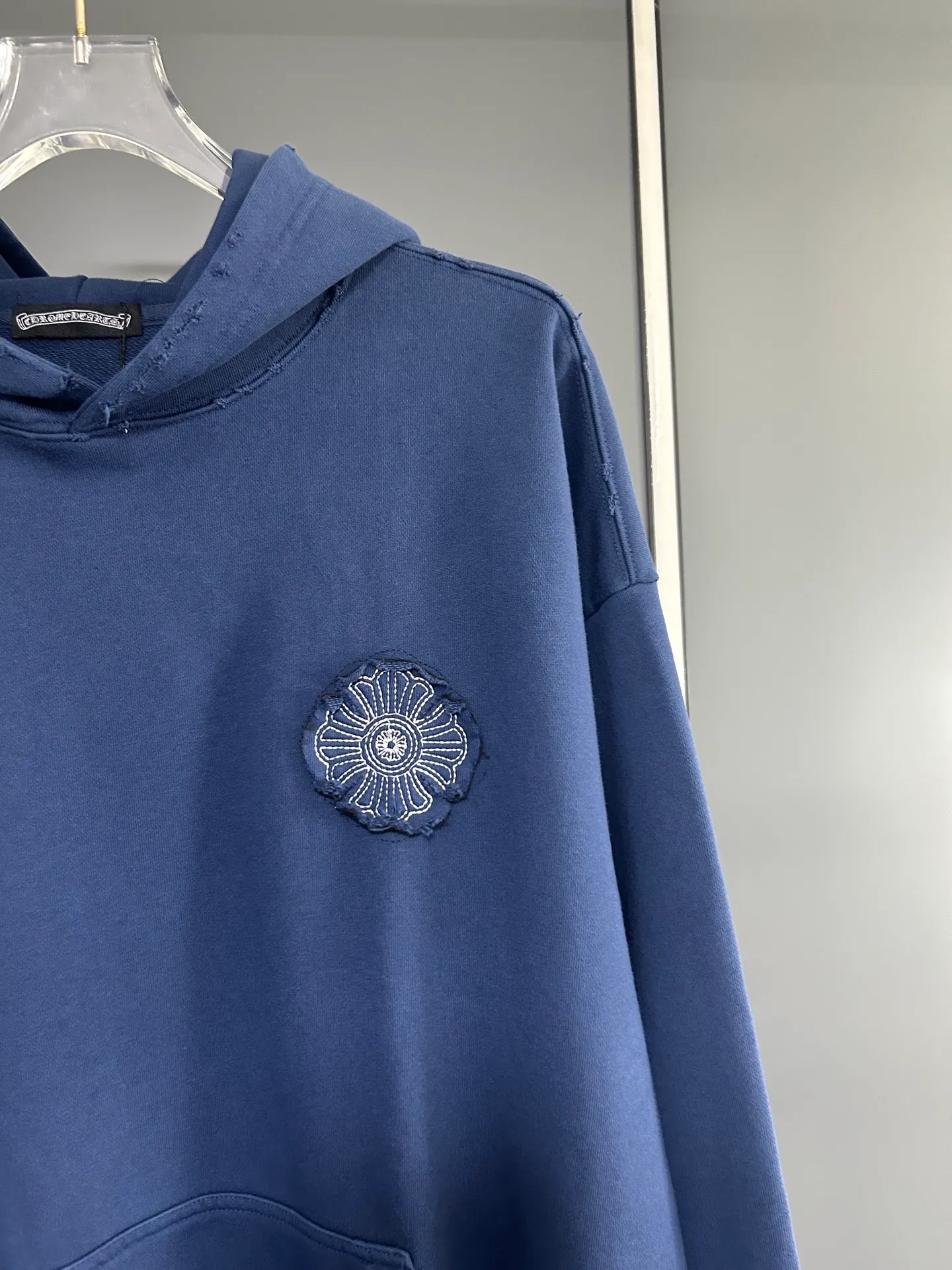 P310 𝗖𝗵𝗿𝗼𝗺𝗲 𝗛𝗲𝗮𝗿𝘁𝘀/Cro Heart 2025 Cross Patch Embroidery Summer New Original Single Counter American Acid Washed Distressed Laser Burnt Patch Embroidery Couple Casual Hooded Sweatshirt 👑The highest version! Customized fabric 440g tripe terry fabric! American acid-washed and distressed original fabric laser burnt ✟appliqué embroidery and exquisite embroidery of letters! The best-selling model at the counter. It is very comfortable to wear. It is low-key yet luxurious. It is very classy when worn. The large size and tailoring are needless to say. The upper body is exquisite and vivid. 👍High-end first-class materials. A truly palace-level product. The cotton from Turkey is of outstanding quality. After heavy washing, the clothes are very soft! Not picky, the upper body is absolutely stylish and extremely luxurious. Auxiliary materials: The original model has been authenticated and labeled ➕100% silk washed with water label. Genuine purchase-grade original hangtag➕matching hanging rope➕3D hanging beads➕original packaging bag. Craftsmanship: The original version has consistent wiring! The highest version of the armhole matching technique! Countless times of pattern making to 100% restore the original appearance! The correct version is the same for men and women, super eye-catching, super good-looking, and super atmospheric! Color: White Black Royal Blue Size, XS S M L